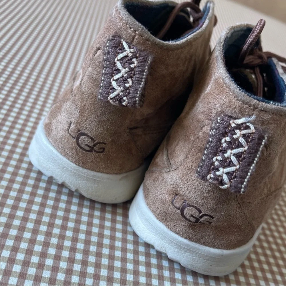 UGG men short booties.‎ Size 6